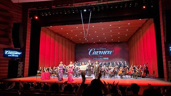 Blick auf die Aufführung vom Publikum ausim Kunstzentrum Daegu Suseong Artpia