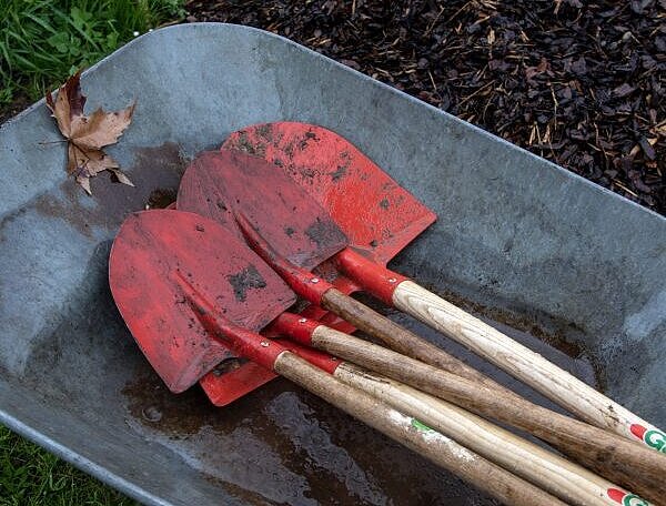 Schaufeln in Schubkarre