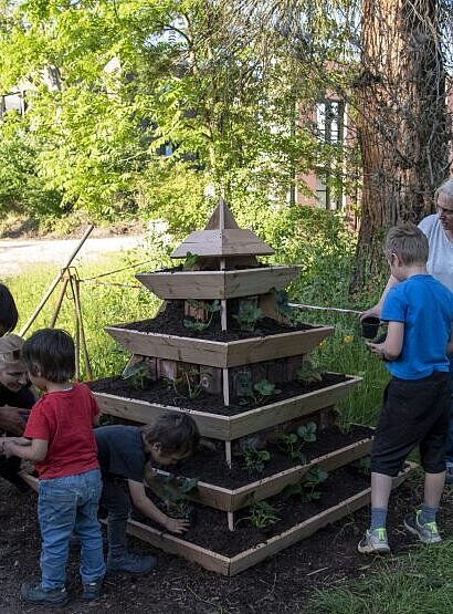 Die Erdbeerpyramide wird bepflanzt