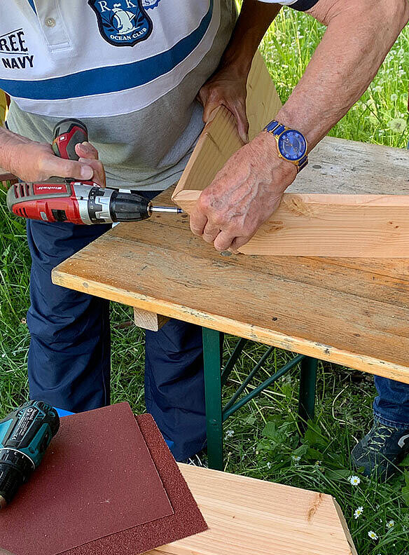 Holz bohren auf dem Tisch