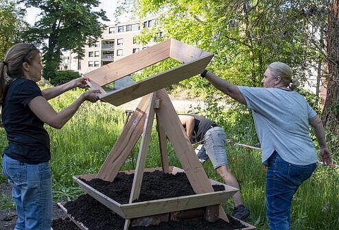 Erdbeerpyramide wird aufgebaut