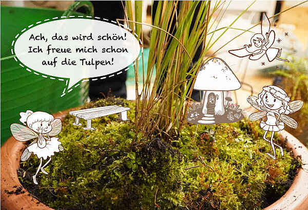 Ein Blumentopf mit Moos und einer Pflanze in der Mitte, drumherum die illustrierten Feen, davon eine mit Sprechblase, die sagt „Ach, das wird schön! Ich freue mich schon auf die Tulpen!“