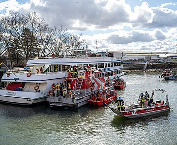 Rheinübergreifende Zusammenarbeit: Regionale Feuerwehren, DLRG und THW üben gemeinsam für den Ernstfall eines Schiffsbrandes auf der MS Karlsruhe.