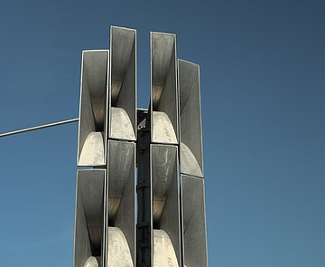 Warnsirene vor blauem Himmel.