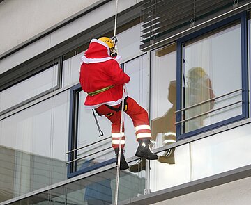 Nikolaus am Seil: Die Höhenretter der Feuerwehr rückten zu einem besonderen Einsatz in der Kinderklinik mit Bescherung aus.