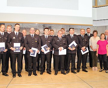 Exemplarisch: 16 von 160 Geehrten der Hilfsorganisationen, hier Leute der Wehr. BM Bettina Lisbach (vorne re.), dahinter Landrat Christoph Schnaudigel und Regierungspräsidentin Sylvia M. Felder würdigten die Aktiven.  