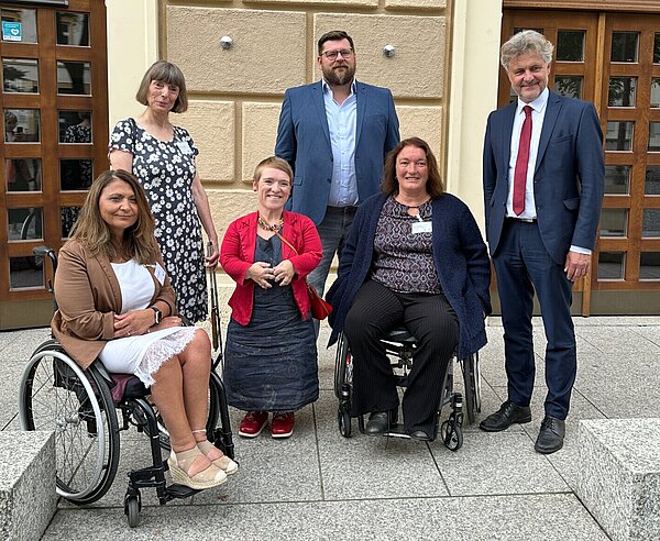 Der Beirat für Menschen mit Behinderungen (BMB) der Stadt Karlsruhe blickt auf eine fünfjährige Amtszeit zurück: Meftune Ippolito, Beate von Malottki, Simone Fischer, Artur Budnik und Ulrike Wernert mit OB Dr. Frank Mentrup  (von links)