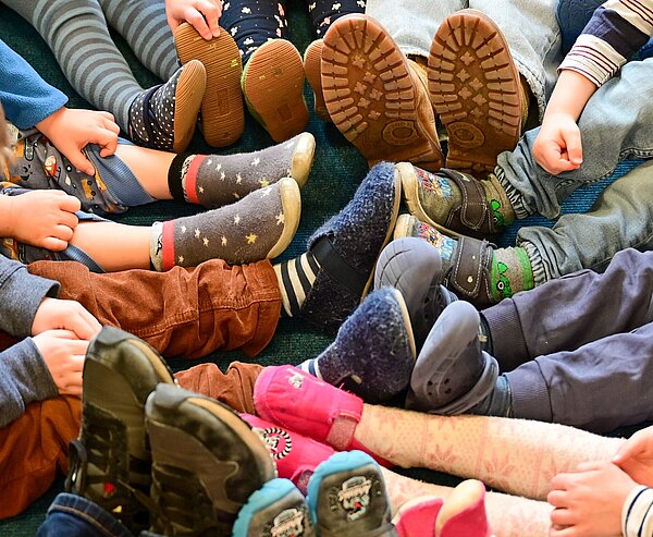 Kinderfüße bilden Kreis