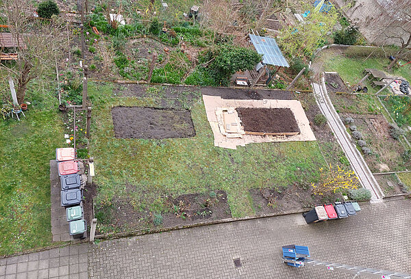Vogelperspektive von Garten im Winter, mit 2 neu angelegten Beeten. Eins davon mit Karton umrandet.