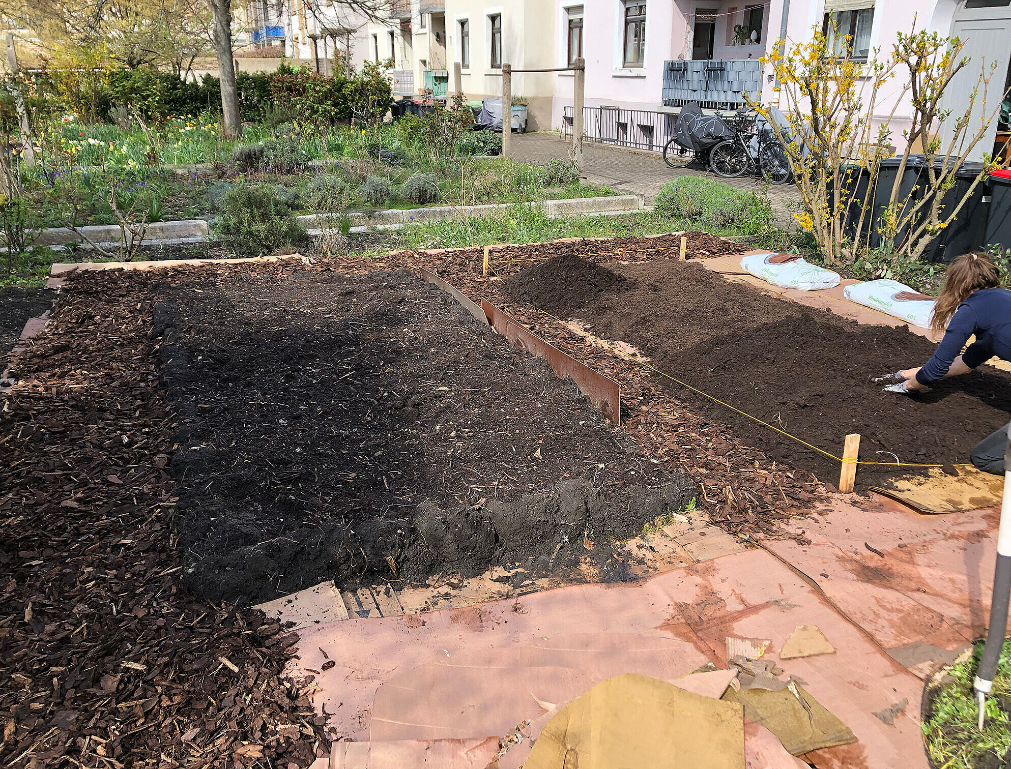 Zwei Gartenbeete mit frisch aufgelegter Erde