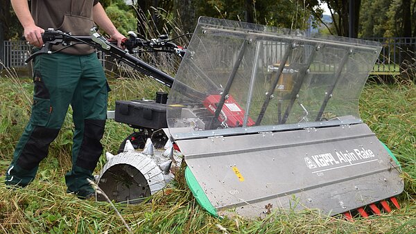 Das Bild zeigt einen Auszubildenden an einer Alpin Rake. 