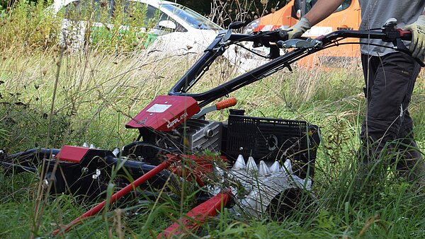 Das Bild zeigt Janik Angele der Firma Merkle bei der Arbeit mit dem Fingerbalkenmäher. 