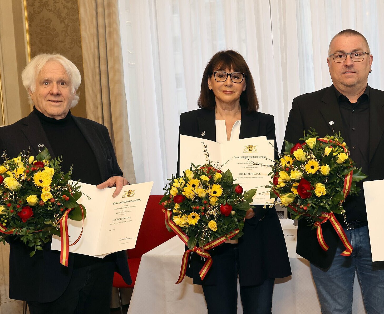 Erste Bürgermeisterin Gabriele Luczak-Schwarz überreichte die Landesehrennadeln an Michael Borrmann, Hannelore Kucich und Gisbert Hagmaier (v.r.n.l.)