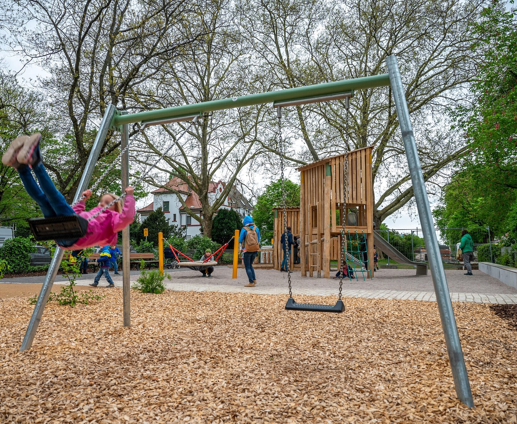 Ein Kind schaukel auf dem neuen Spielplatz Hildapromenade. 