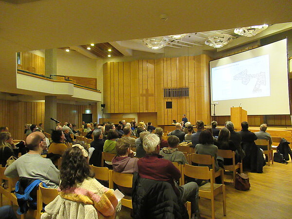 Personen vor einer Leinwand