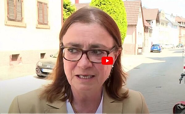 Frau im Vordergrund einer Straße