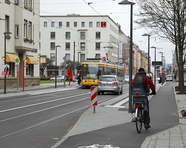 Ein Radfahrer fährt auf dem Radweg.