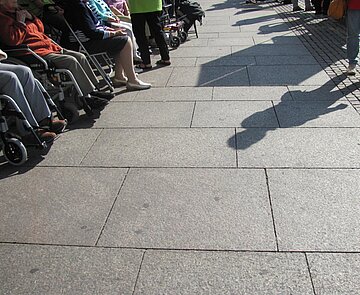 Menschen im Rollstuhl
