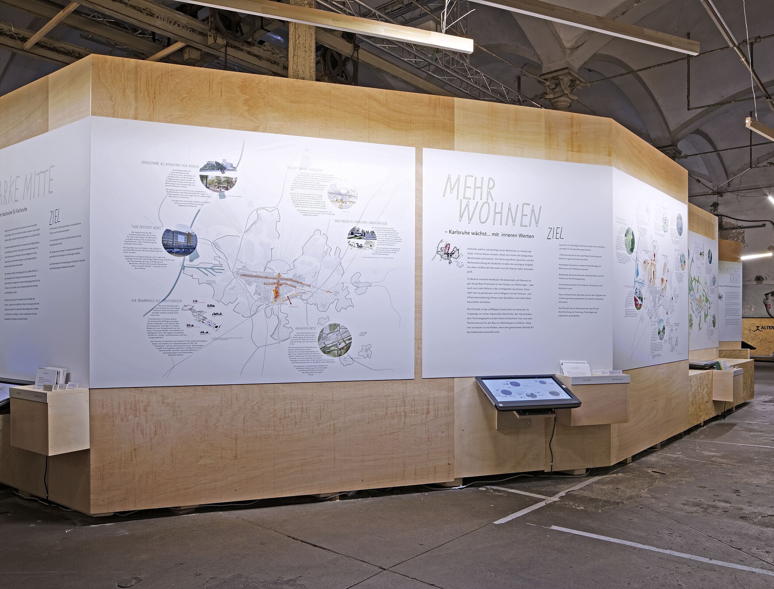 Ausstellungsbild mit Planwänden