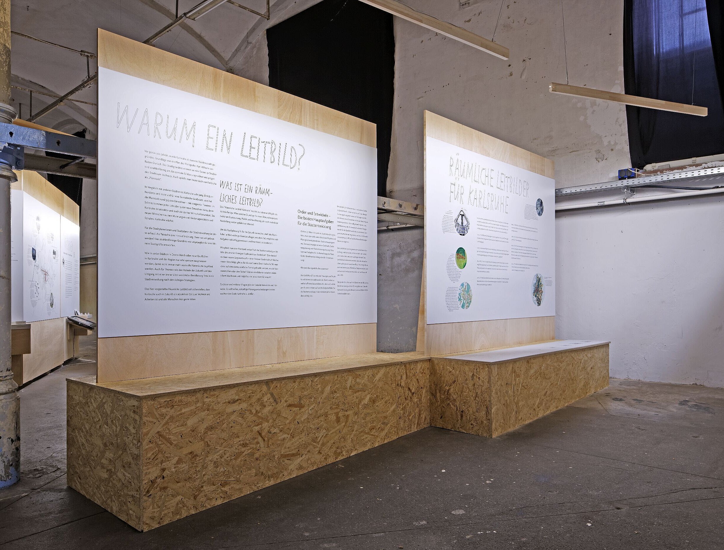 Ausstellungsbild mit Planwänden
