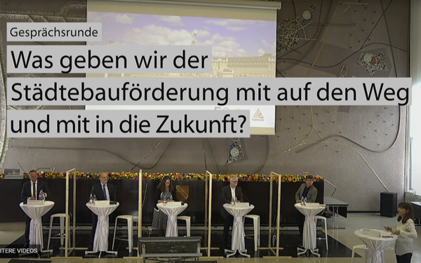 Mehrere Personen an Stehtischen