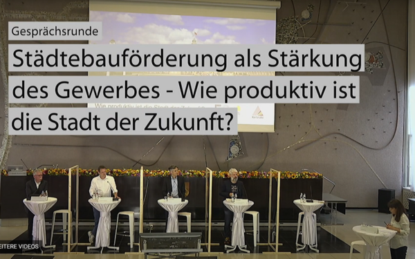 Mehrere Personen am Stehtischen