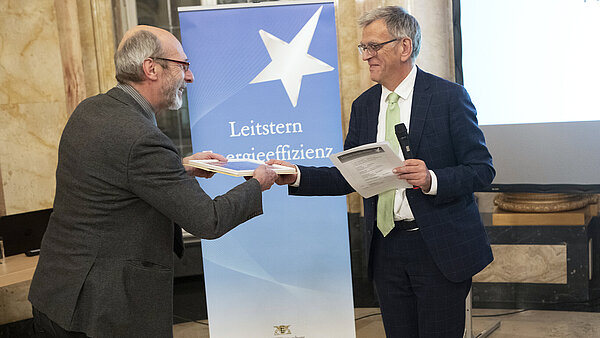 Den "Leitstern Energieeffizienz 2018" erhält (v.l) der damalige Bürgermeister Klaus Stapf aus der Hand von Ministerialdirektor Helmfried Meinel, Umweltministerium Baden-Württemberg.