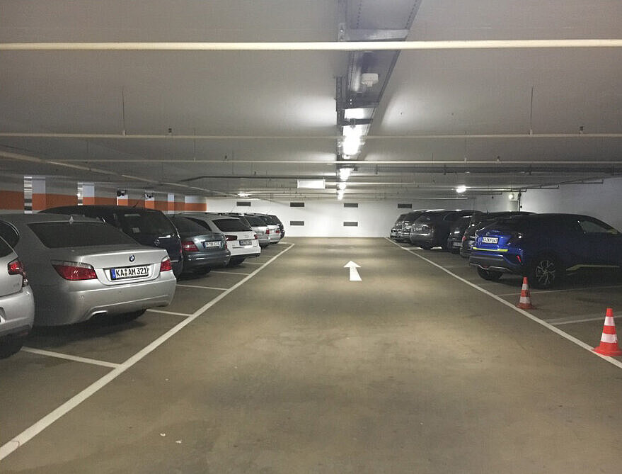Die Parkgarage vor dem Umbau mit Autos