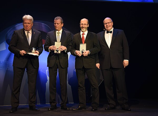 Aus den Händen des damaligen Bundesumweltministers Peter Altmaier nahm der damalige Bürgermeister Klaus Stapf (im Foto mit den damaligen Oberbürgermeistern aus Dortmund und Nürnberg, Ullrich Sierau und Dr. Ulrich Maly) das Siegel des Deutschen Nachhaltigkeitspreises 2014 entgegen.