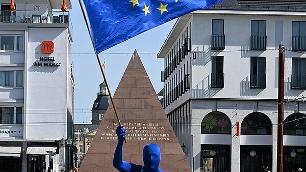 Radfahrer vor der Pyramide mit Europafahne