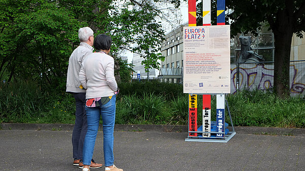 Passant:innen informieren sich zu Europabildern in Gerichtsurteilen an der Station an der Stadthalle