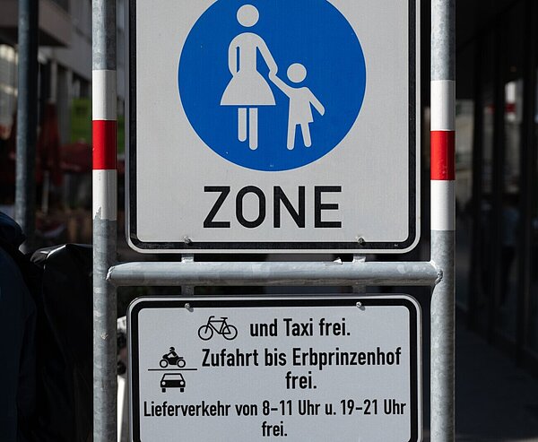 Verkehrsschild mit der Aufschrift "Fußgängerzone"