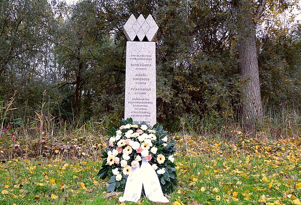 Gedenkstein für das Bootsunglück am Rheinufer
