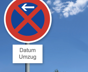 Die Abbildung zeigt ein Haltverbotsschild bei einem Umzug