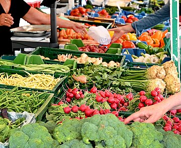 Ein Marktstand auf dem Stephanplatz mit frischem Gemüse
