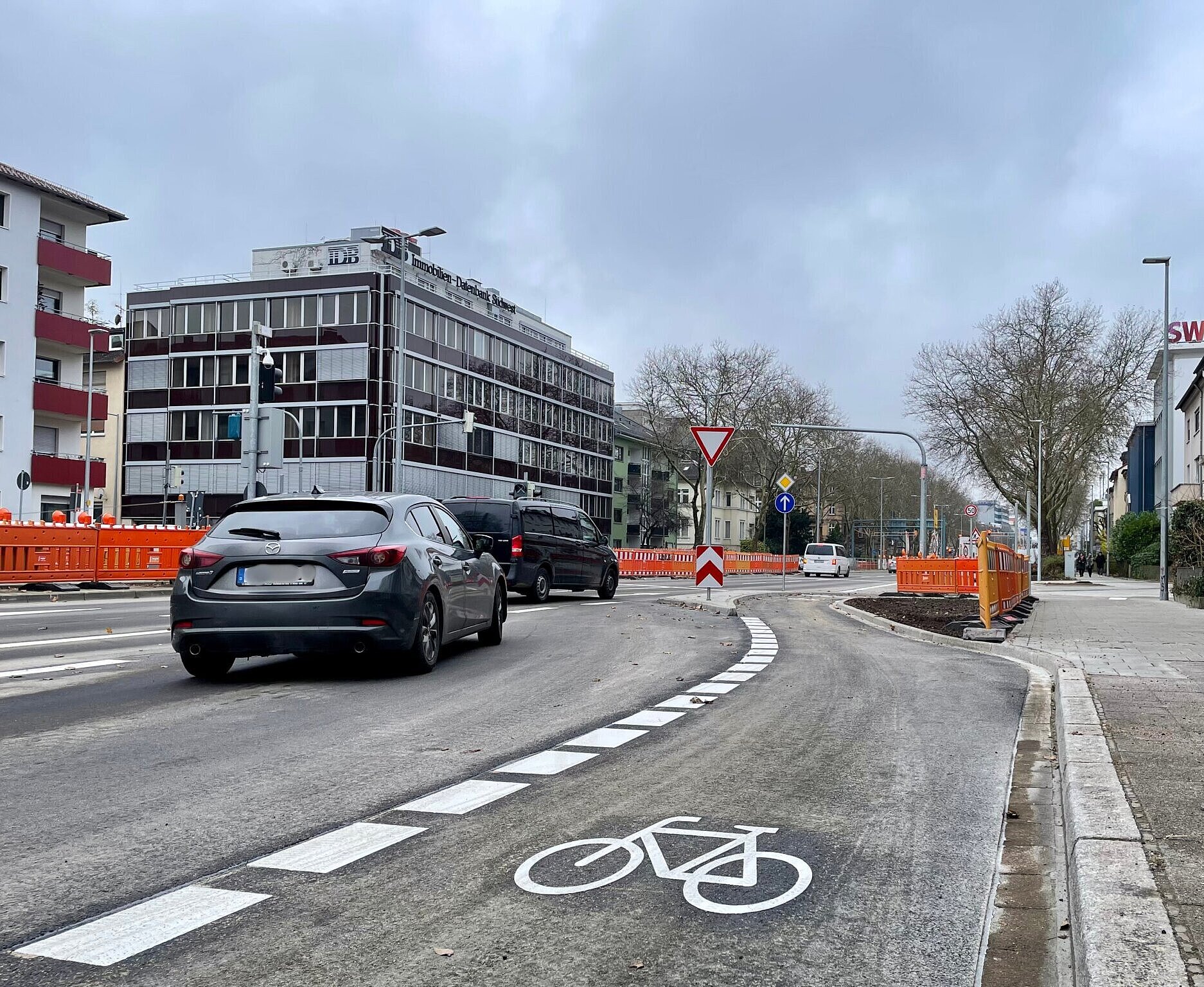 Blick auf Fahrbahn der Kriegsstraße in Richtung Westen