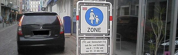 Das Bild zeigt ein falsch geparktes Auto. Tatbestand: Parken in Fußgängerzonen