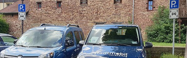 Das Bild zeigt ein falsch geparktes Auto. Tatbestand: Parken auf Carsharingparkplätzen