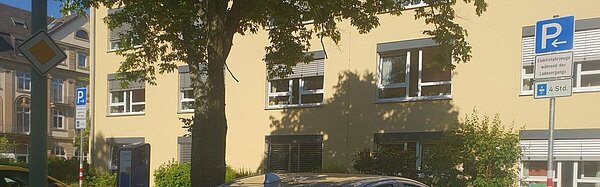 Das Bild zeigt ein falsch geparktes Auto. Tatbestand: Parken an Ladestationen für Elektrofahrzeuge