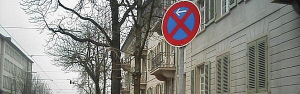 Das Bild zeigt ein falsch geparktes Auto. Tatbestand: Parken in absoluten Haltverboten