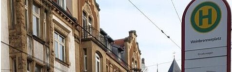 Das Bild zeigt ein falsch geparktes Auto. Tatbestand: Parken in einem Abstand von weniger als 15 Metern von einem Haltestellenschild 