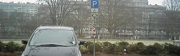 Das Bild zeigt ein falsch geparktes Auto. Tatbestand: Parken auf Schwerbehinderten-Parkplätzen