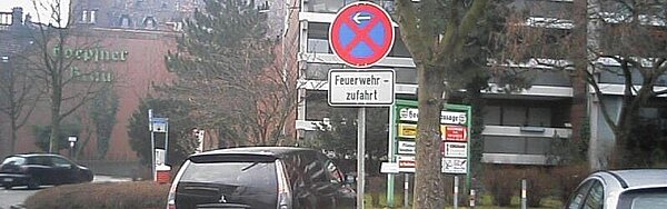 Das Bild zeigt ein falsch geparktes Auto. Tatbestand: Parken auf den im Öffentlichen Verkehrsraum gelegenen und eindeutig erkennbaren Feuerwehrzufahrten