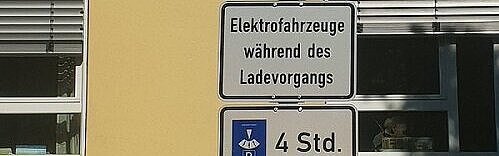 Das Bild zeigt ein falsch geparktes Auto. Tatbestand: Parken an Ladestationen für Elektrofahrzeuge