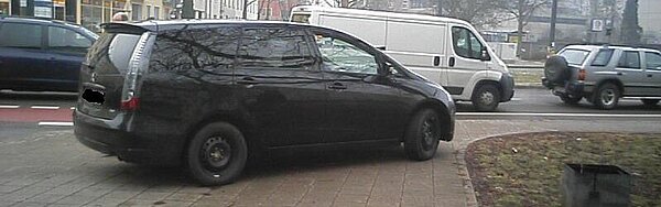 Das Bild zeigt ein falsch geparktes Auto. Tatbestand: Parken auf Gehwegen