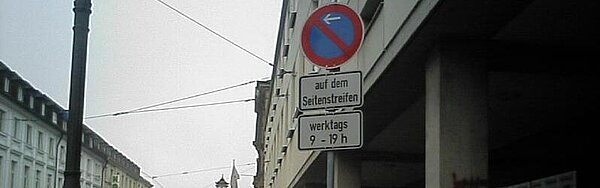 Das Bild zeigt ein falsch geparktes Auto. Tatbestand: Parken in eingeschränkten Haltverboten