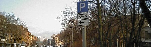 Das Bild zeigt ein falsch geparktes Auto. Tatbestand: Parken auf einem Busparkplatz