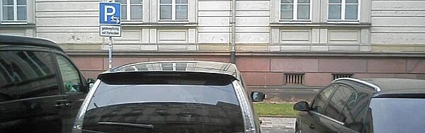 Das Bild zeigt ein falsch geparktes Auto. Tatbestand: Parken an Parkscheinautomaten beziehungsweise in Parkscheibenzonen