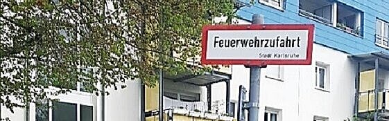 Das Bild zeigt ein falsch geparktes Auto. Tatbestand: Parken auf den im Öffentlichen Verkehrsraum gelegenen und eindeutig erkennbaren Feuerwehrzufahrten