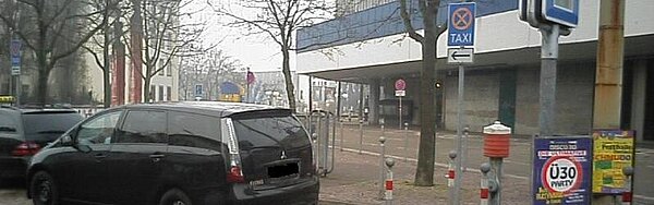 Das Bild zeigt ein falsch geparktes Auto. Tatbestand: Parken auf zentralen Taxenhalteplätzen